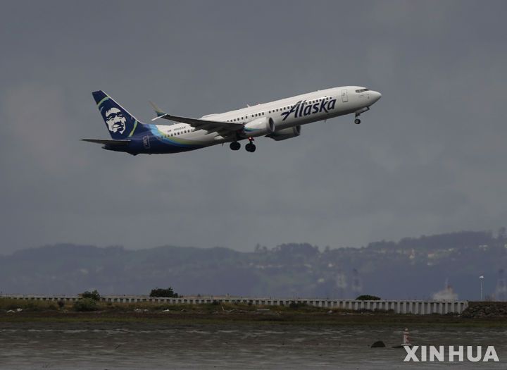 [샌프란시스코=신화/뉴시스]  샌프란시스코 국제공항에서 알래스카항공 소속 여객기가 이륙하고 있다. 보잉사는 지난 2024년 1월 운항 중이던 보잉737 맥스 여객기의 문이 뜯겨 나간 사고에 대한 1차 피해 보상금으로 알래스카항공에 1억6000만 달러(약 2161억 원)를 지급했다. 2026.01.07.