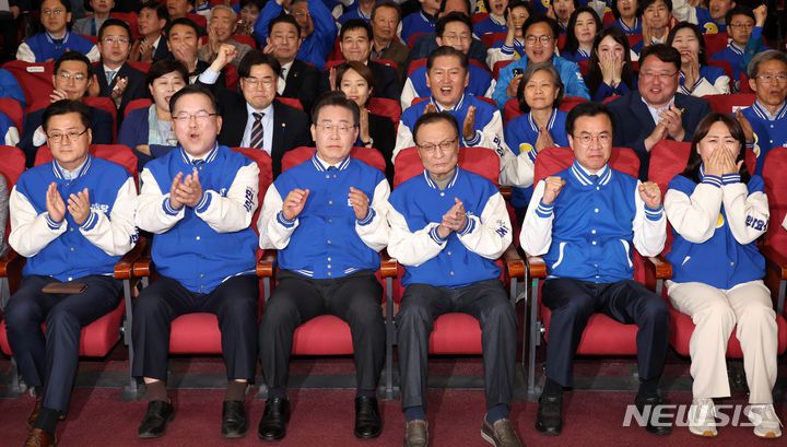 [서울=뉴시스] 이영환 기자 = 이재명 더불어민주당 대표와 이해찬, 김부겸 상임공동선대위원장 등이 지난 10일 오후 서울 여의도 국회 의원회관에 마련된 제22대 국회의원선거 개표상황실에서 출구조사 결과를 보며 기뻐하고 있다. 앞줄 왼쪽부터 홍익표 공동선대위원장, 김부겸 상임공동선대위원장, 이재명 대표, 이해찬 상임공동선대위원장, 더불어민주연합 윤영덕, 백승아 공동상임선대위원장. 2024.04.10.   20hwan@newsis.com