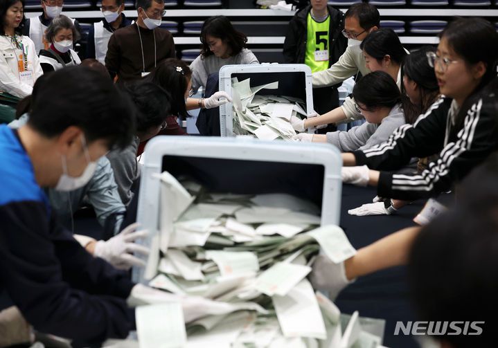 [서울=뉴시스] 홍효식 기자 = 제22대 국회의원 선거가 치러진 지난 10일 서울 동작구 성남고등학교 체육관에 마련된 개표소에서 사무원들이 개표하고 있다. 2024.04.11. yesphoto@newsis.com