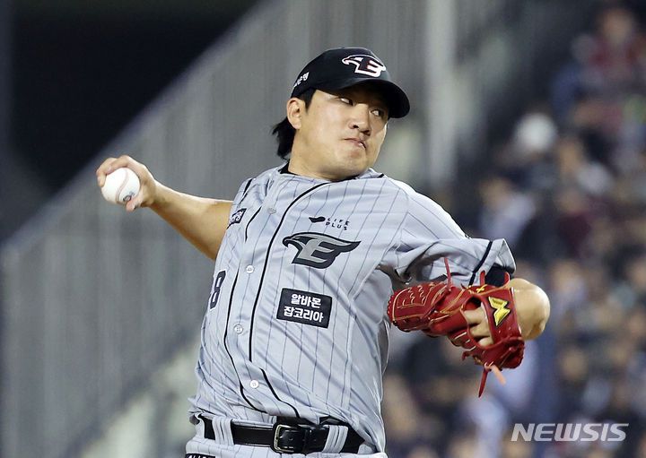 [서울=뉴시스] 김명년 기자 = 11일 서울 송파구 잠실야구장에서 열린 2024 KBO리그 한화 이글스 대 두산 베어스의 경기, 7회말 한화 장시환이 역투하고 있다. 2024.04.11. kmn@newsis.com