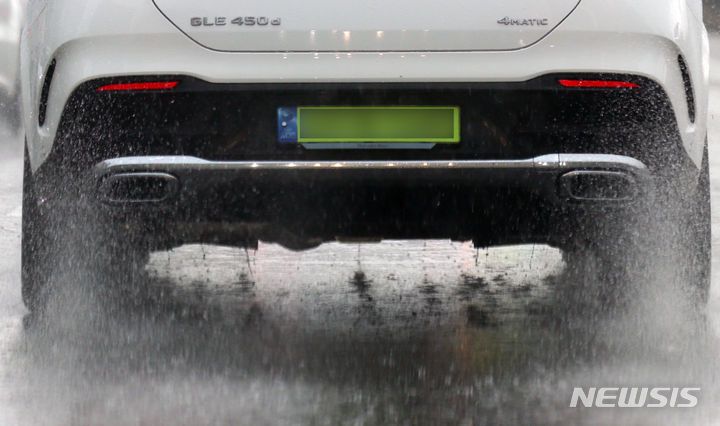 [서울=뉴시스] 고승민 기자 = 서울의 한 도로 위를 달리는 연두색 번호판 수입 차량 모습. 2024.04.15. kkssmm99@newsis.com