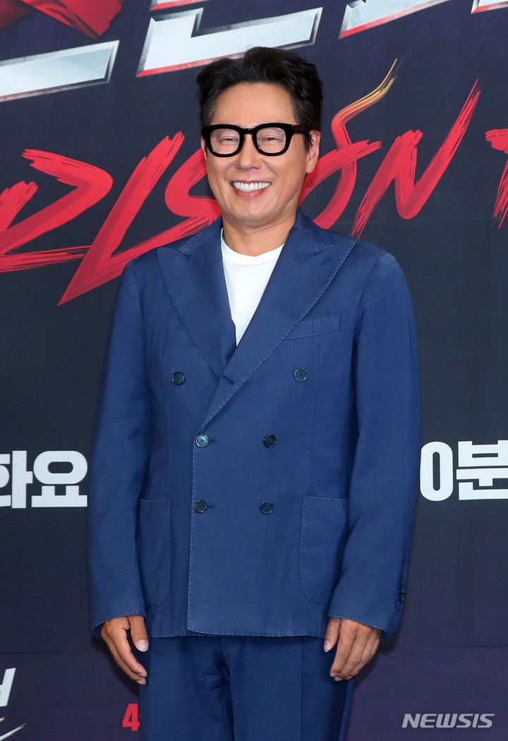 [서울=뉴시스] 김혜진 기자 = 가수 윤종신이 16일 오후 서울 마포구 스탠포드호텔에서 열린 JTBC 새 오디션 프로그램 '걸스 온 파이어' 제작발표회에서 포즈를 취하고 있다. 2024.04.16. jini@newsis.com