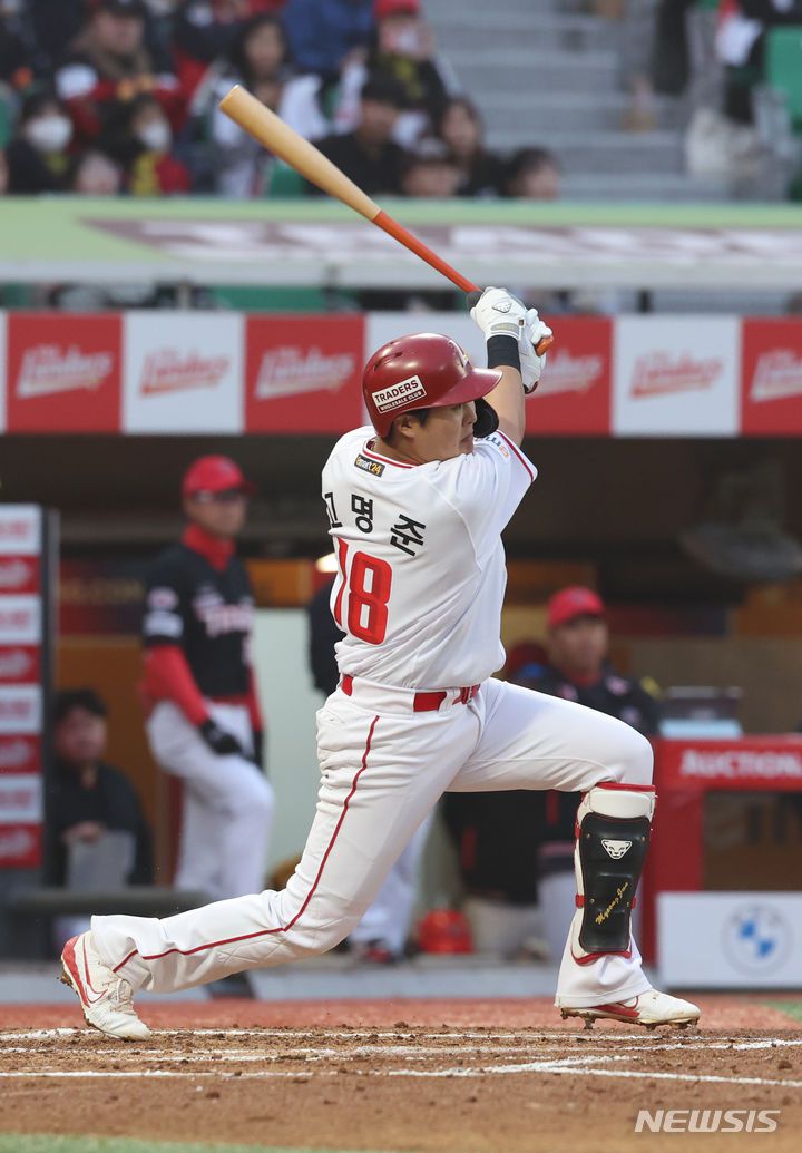 [인천=뉴시스] 고승민 기자 = 16일 인천랜더스필드에서 열린 2024 KBO 리그 KIA 타이거즈 대 SSG 랜더스 경기, 2회말 SSG 공격 1사 3루 상황 7번타자 고명준이 2점 홈런을 치고 있다. 2024.04.16. kkssmm99@newsis.com
