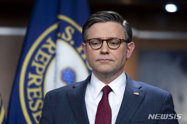 [워싱턴=AP/뉴시스]마이크 존슨(공화·루이지애나) 미국 하원의장이 지난 4월16일 국회의사당에서 지도부 회동 후 취재진 앞에서 눈을 감고 있다. 2024.09.10.