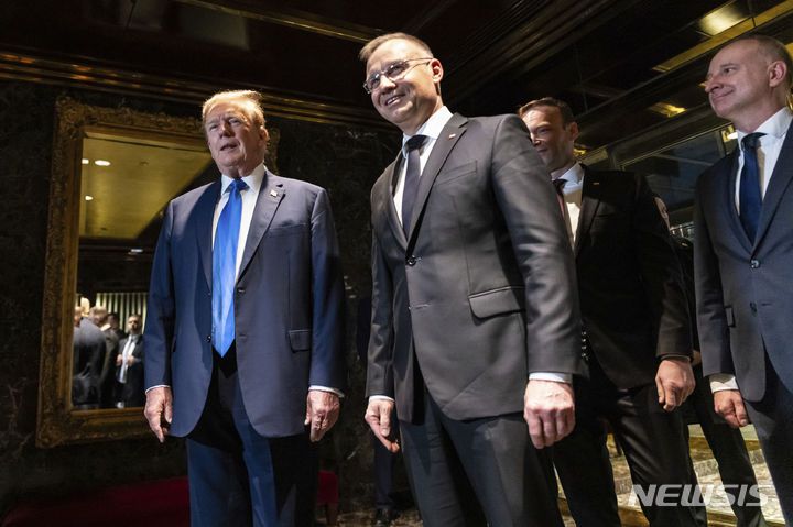 [뉴욕=AP/뉴시스] 지난해 5월17일(현지 시간) 미국 뉴욕 맨해튼 트럼프타워에서 만나고 있는 도널드 트럼프 미 대통령(왼쪽)과 안제이 두다 폴란드 대통령(가운데).  (사진=뉴시스DB)