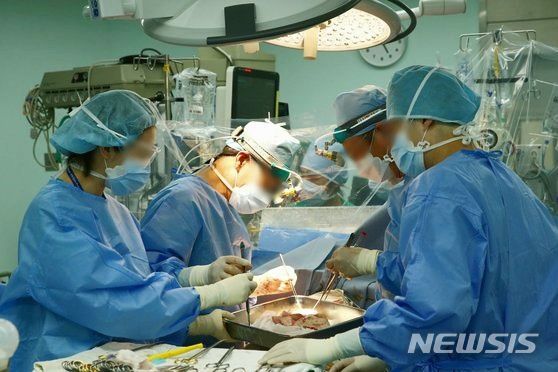 [서울=뉴시스]의료진이 폐수술을 하고 있다. (사진= 뉴시스DB) 2024.04.22. photo@newsis.com.