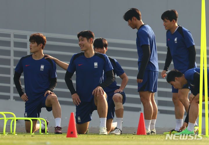 [도하(카타르)=뉴시스] 황준선 기자 = U-23 대한민국 축구 국가대표팀 선수들이 21일(현지시간) 카타르 도하 카타르대학교에서 훈련을 하고 있다. 대한민국 축구 국가대표팀은 오는 22일 일본과 2024 아시아축구연맹(AFC) U-23 아시안컵 조별리그 B조 3차전을 치른다. 2024.04.21. hwang@newsis.com