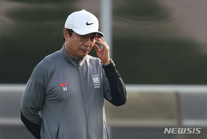 [도하(카타르)=뉴시스] 황준선 기자 = 황선홍 U-23 대한민국 축구 국가대표팀 감독이 21일(현지시간) 카타르 도하 카타르대학교에서 선수들의 훈련을 지켜보고 있다. 대한민국 축구 국가대표팀은 오는 22일 일본과 2024 아시아축구연맹(AFC) U-23 아시안컵 조별리그 B조 3차전을 치른다. 2024.04.21. hwang@newsis.com