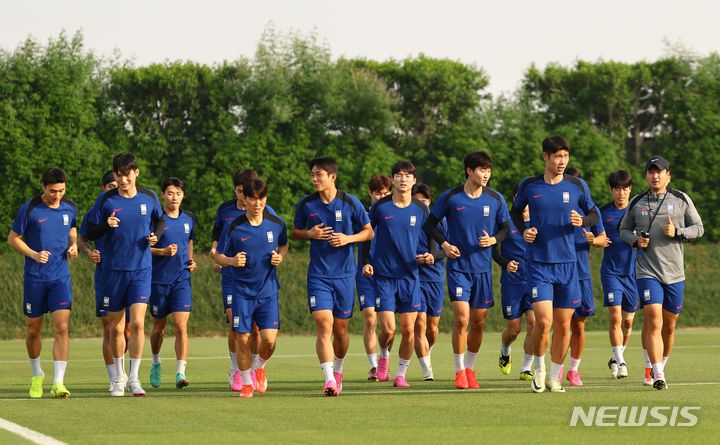 [도하(카타르)=뉴시스] 황준선 기자 = U-23 대한민국 축구 국가대표팀 선수들이 21일(현지시간) 카타르 도하 카타르대학교에서 훈련을 하고 있다. 대한민국 축구 국가대표팀은 오는 22일 일본과 2024 아시아축구연맹(AFC) U-23 아시안컵 조별리그 B조 3차전을 치른다. 2024.04.21. hwang@newsis.com