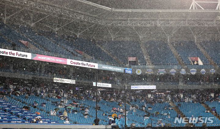 [대구=뉴시스] 이무열 기자 = 23일 대구 수성구 삼성라이온즈파크에서 열린 2024 신한 SOL 뱅크 KBO리그 LG 트윈스와 삼성 라이온즈의 경기, 8회말 우천으로 인해 경기가 중단되고 있다. 2024.04.23. lmy@newsis.com