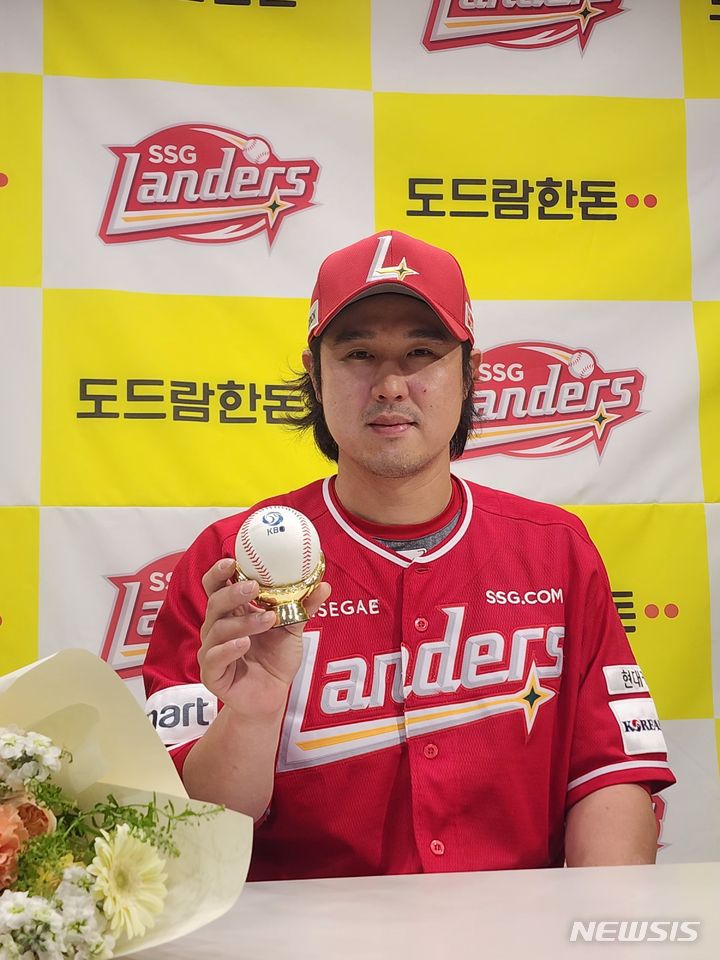 [부산=뉴시스] 김희준 기자 = SSG 랜더스의 최정이 24일 부산 사직구장에서 열린 2024 신한 쏠뱅크 KBO리그 롯데 자이언츠와의 경기에서 5회초 개인 통산 468호 홈런을 작렬, KBO리그 통산 최다 홈런 신기록을 써냈다. 최정이 기록 달성 기념구를 들고 포즈를 취하고 있다. 2024.04.24jinxijun@newsis.com