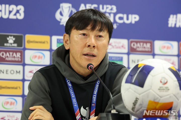 [도하(카타르)=뉴시스] 황준선 기자 = 신태용 U-23 인도네시아 축구 국가대표팀 감독이 24일(현지시간) 카타르 도하 압둘라 빈 칼리파 스타디움에서 2024 아시아축구연맹(AFC) U-23 아시안컵 대한민국과의 8강전을 앞두고 열린 기자회견에서 취재진의 질문에 답변하고 있다. 2024.04.24. hwang@newsis.com