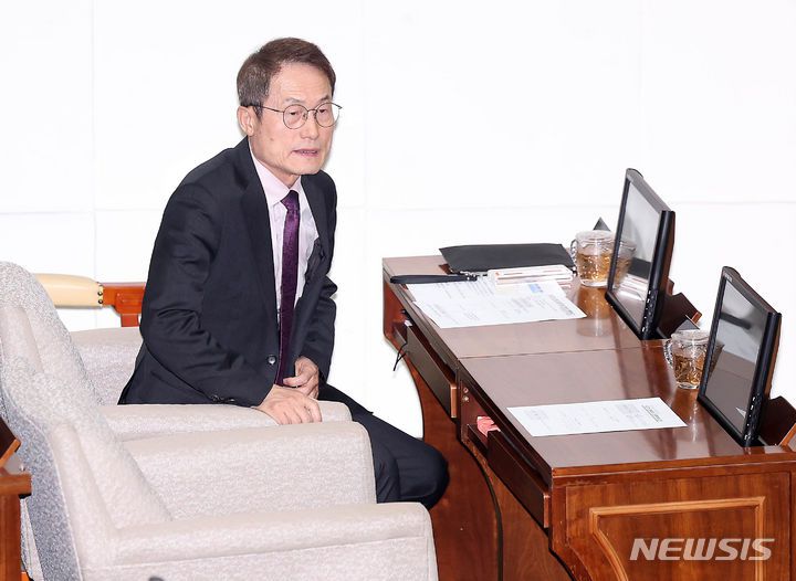 [서울=뉴시스] 김명년 기자 = 조희연 서울시교육감이 26일 서울 중구 서울시의회 본회의장에서 열린 제323회 임시회 제3차 본회의에 참석해있다. 2024.04.26. kmn@newsis.com