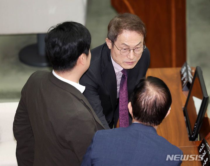 [서울=뉴시스] 김명년 기자 = 조희연 서울시교육감이 26일 서울 중구 서울시의회 본회의장에서 열린 제323회 임시회 제3차 본회의에서 민주당 의원들과 인사를 나누고 있다. 2024.04.26. kmn@newsis.com