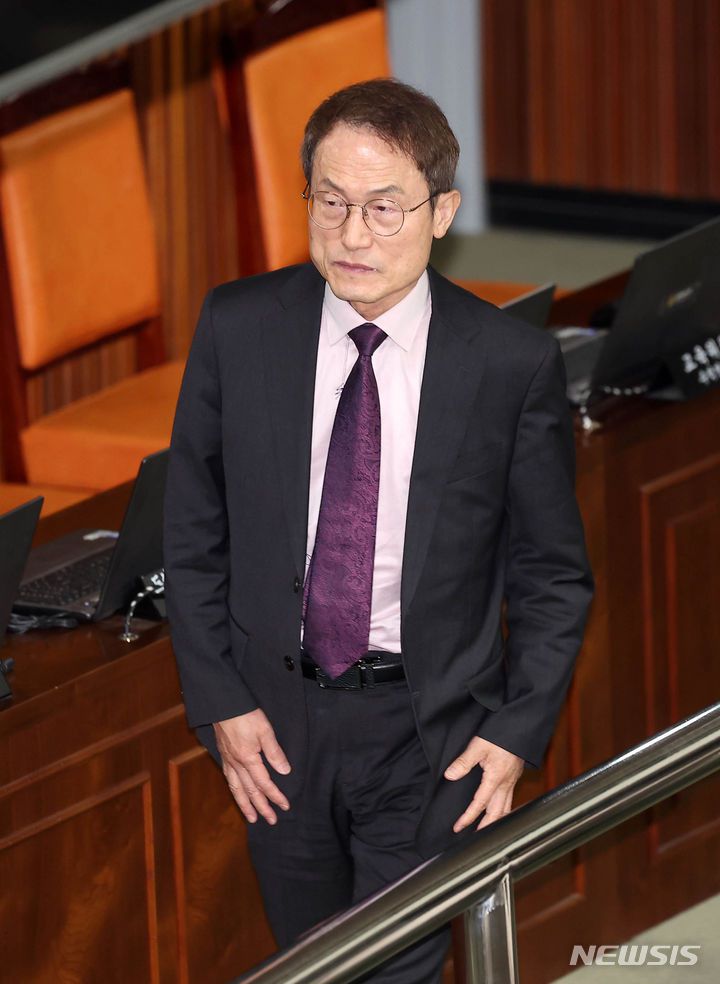 [서울=뉴시스] 김명년 기자 = 조희연 서울시교육감이 26일 서울 중구 서울시의회 본회의장에서 열린 제323회 임시회 제3차 본회의에 참석해 이동하고 있다. 2024.04.26. kmn@newsis.com