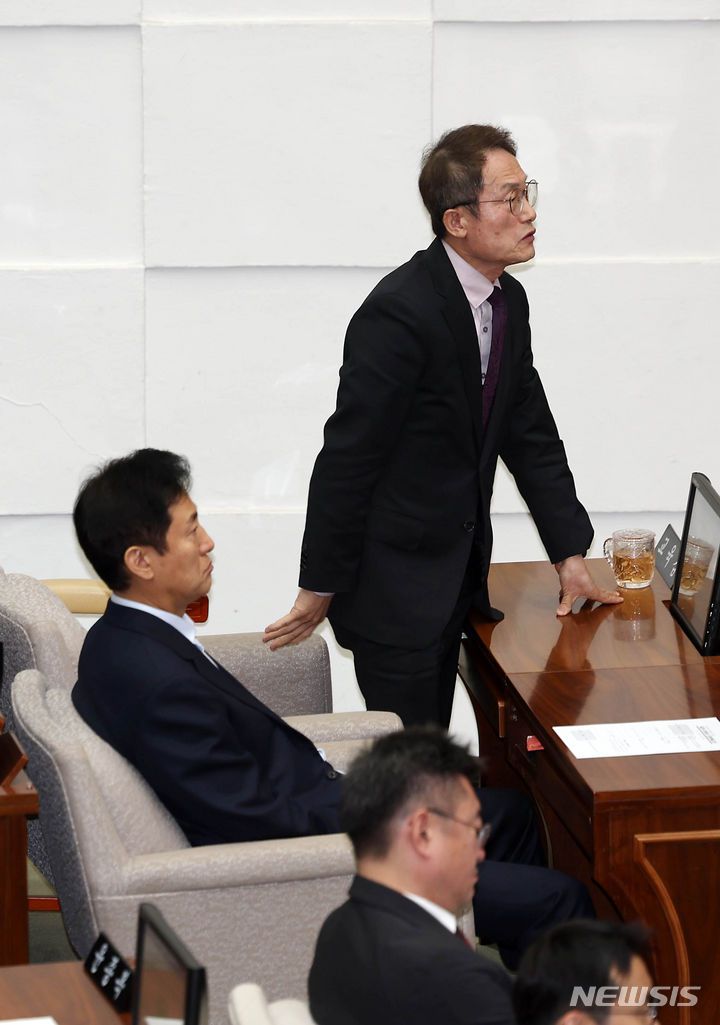 [서울=뉴시스] 김명년 기자 = 조희연 서울시교육감이 26일 서울 중구 서울시의회에서 열린 제323회 임시회 제3차 본회의에서 서울특별시 학생인권조례안 폐지조례안이 가결되자 김현기 의장에게 발언권을 요구하고 있다. 2024.04.26. kmn@newsis.com