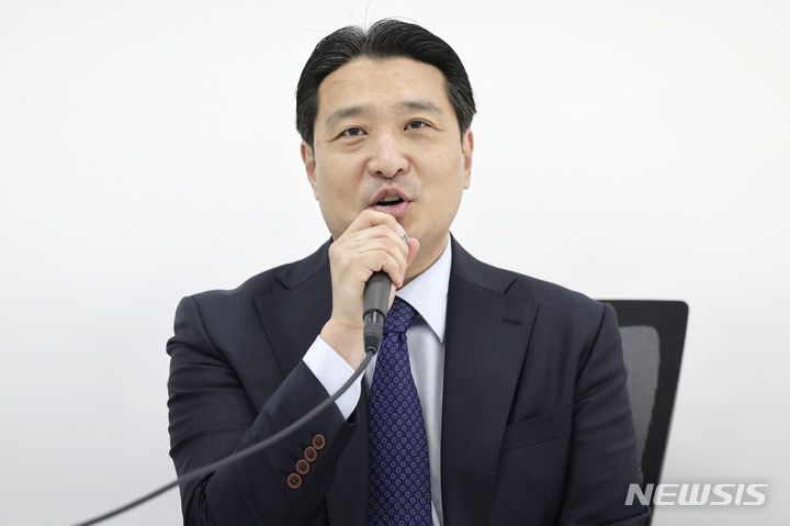 [서울=뉴시스] 최동준 기자 = 전인건 간송미술관 관장이 29일 서울 성북구 간송미술관에서 재개관 기자회견을 하고 있다. 1년 7개월의 보수·복원 공사를 마친 간송미술관은 오는 1일부터 '보화각 1938: 간송미술관 재개관전'을 진행한다. 2024.04.29. photocdj@newsis.com