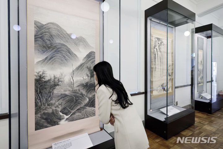 [서울=뉴시스] 최동준 기자 = 간송미술관이 29일 서울 성북구 간송미술관에서 '보화각 1938: 간송미술관 재개관전'을 앞두고 초기 간송 컬렉션을 공개하고 있다. 1년 7개월의 보수·복원 공사를 마친 간송미술관은 오는 1일부터 재개관전을 진행한다. 2024.04.29. photocdj@newsis.com