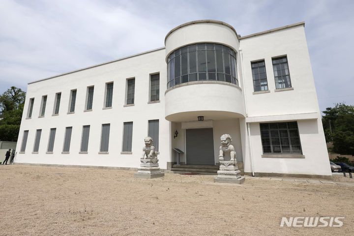 [서울=뉴시스] 최동준 기자 = 29일 서울 성북구 간송미술관이 재개관을 앞두고 있다. 1년 7개월의 보수·복권 공사를 마친 간송미술관은 오는 1일부터 '보화각 1938: 간송미술관 재개관전'을 진행한다. 2024.04.29. photocdj@newsis.com