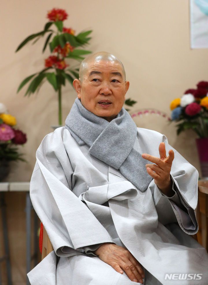 [서울=뉴시스] 김혜진 기자 = 정명 스님이 지난달 25일 서울 중구 필동 남산충정사에서 뉴시스와 인터뷰를 하고 있다. 2024.05.11. jini@newsis.com