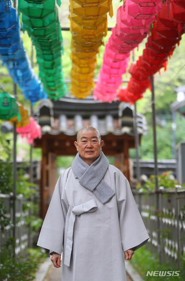 [서울=뉴시스] 김혜진 기자 = 정명 스님이 지난달 25일 서울 중구 필동 남산충정사에서 뉴시스와 인터뷰에 앞서 포즈를 취하고 있다. 2024.05.11. jini@newsis.com