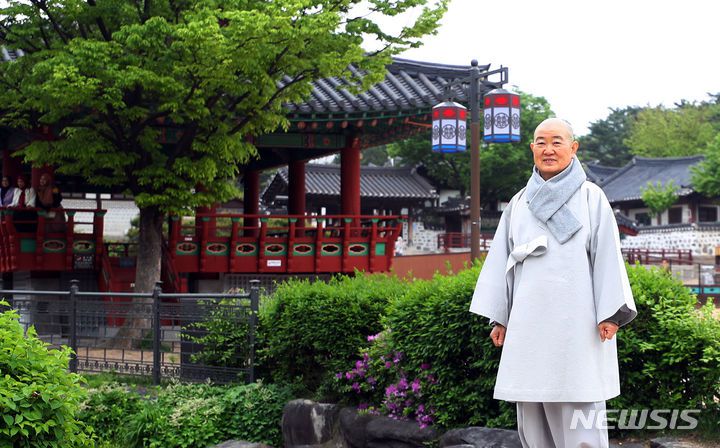 [서울=뉴시스] 김혜진 기자 = 정명 스님이 지난달 25일 서울 중구 필동 남산충정사에서 뉴시스와 인터뷰에 앞서 포즈를 취하고 있다. 2024.05.11. jini@newsis.com