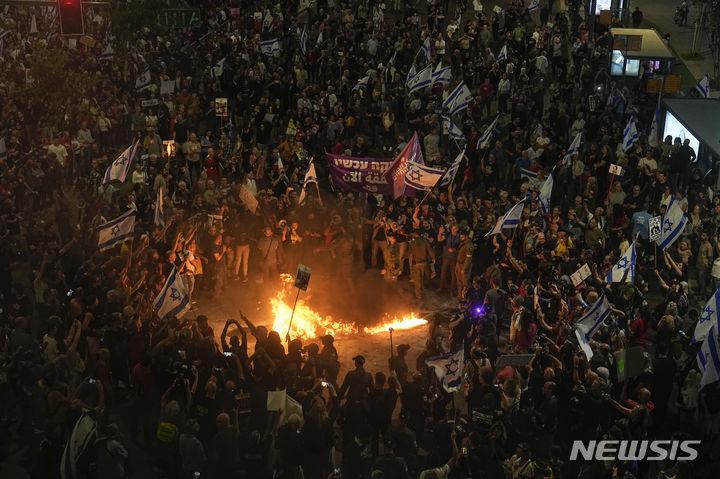 [텔아비브=AP/뉴시스] 29일(현지시각) 이스라엘 텔아비브에서 가자지구에 억류된 이스라엘 인질의 가족과 지지자들이 인질들의 석방을 촉구하며 시위하고 있다. 2024.04.30.