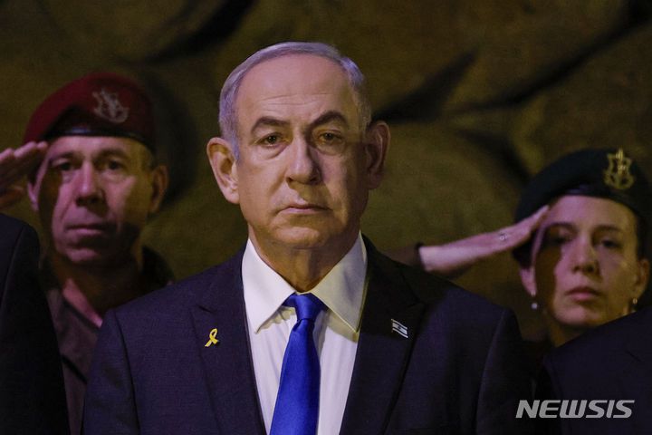 [예루살=AP/뉴시스]조 바이든 미국 대통령이 라파를 대규모 공격하면 이스라엘에 무기 지원을 중단하겠다고 압박 하자, 베냐민 네타냐후 이스라엘 총리는 9일(현지시각) 이스라엘이 '홀로 서겠다'고 말한 이전 연설 영상을 공개하며 공격 의향을 드러냈다. 사진은 네타냐후 총리가 지난 6일 예루살렘에 있는 홀로코스트(유대인 학살) 추모 센터 야드바셈의 추모의 전당에서 추모일 기념 화환 헌화식에 참석한 모습. 2024.05.10.