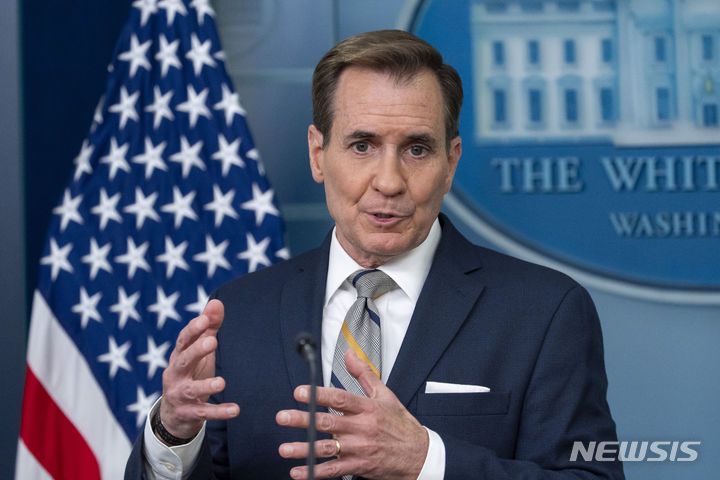 [워싱턴=AP/뉴시스]존 커비 미 백악관 국가안보 소통보좌관이 6일(현지시각) 백악관 정례브리핑에서 취재진 질문에 답하고 있다. 2024.05.07.
