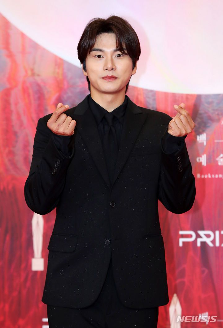 [서울=뉴시스] 김혜진 기자 = 배우 이이경이 7일 오후 서울 강남구 코엑스에서 열린 제60회 백상예술대상 시상식에서 레드카펫을 밟고 있다. 2024.05.07. jini@newsis.com