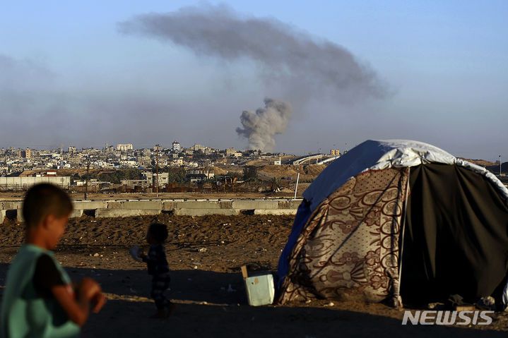 [라파=AP/뉴시스] 가자지구 남부 라파와 이집트 접경 인근에서 지난 7일(현지시각) 이스라엘 공습으로 연기가 피어오르는 모습. 2024.05.09.