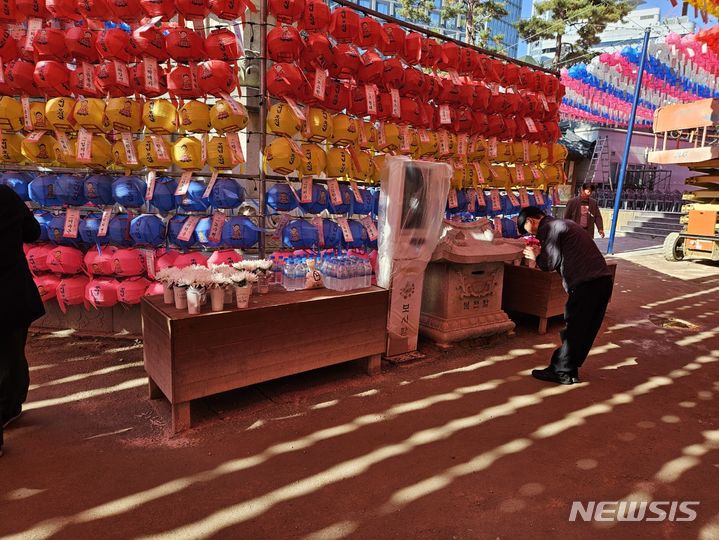 [서울=뉴시스] 오정우 기자 = 어버이날인 이날 자식을 위해 기도하는 부모들의 행렬이 이어졌다. 사진은 복전함에 보시금을 넣고 기도하는 한 부모. 2024.05.08. friend@newsis.com