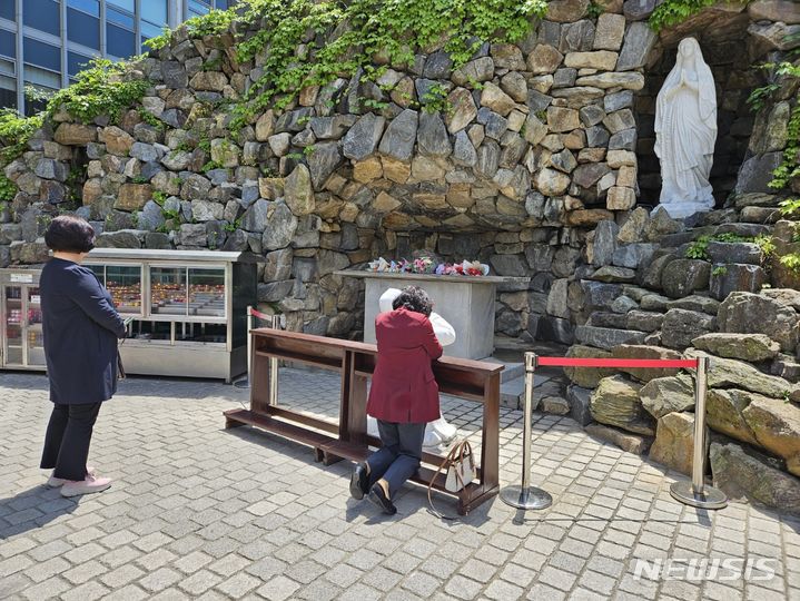 [서울=뉴시스] 오정우 기자 = 어버이날에 명동성당에서 자식을 위해 기도하는 이들도 있었다. 2024.05.08. friend@newsis.com