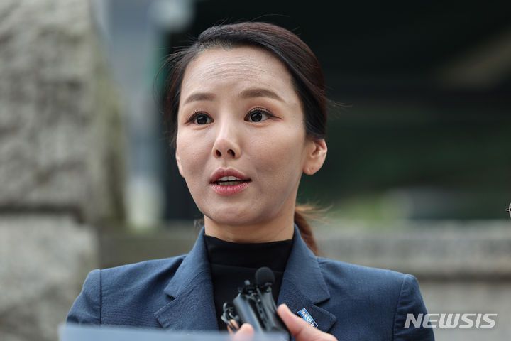 [서울=뉴시스] 추상철 기자 = 이정섭 검사 비위 의혹을 제기한 강미정 조국혁신당 대변인이 지난해 5월8일 오후 서울 종로구 헌법재판소 앞에서 '이정섭 검사 탄핵사건 변론기일' 관련 기자회견을 하고 있다. (공동취재) 2024.05.08. photo@newsis.com