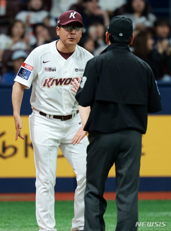 [서울=뉴시스] 고범준 기자 = 8일 오후 서울 구로구 고척스카이돔에서 열린 2024 KBO리그 두산 베어스와 키움 히어로즈의 경기, 8회초 1사 2,3루 두산 조수행의 땅볼 아웃 때 3루주자 라모스가 상대 실책으로 홈을 밟아 득점했지만 주심은 아웃을 선언했다 비디오 판독결과 세이프로 판정하자 홍원기 키움 감독이 판정 어필을 하고 있다. 2024.05.08. bjko@newsis.com