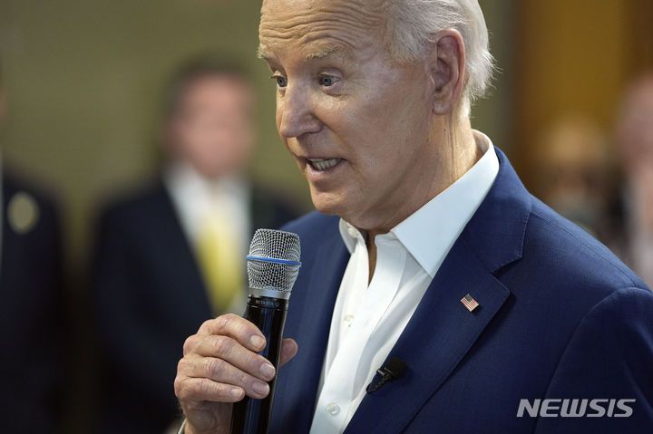 [러신=AP/뉴시스] 조 바이든 미국 대통령이 8일(현지시각) 대선 경합주 중 한 곳인 위스콘주 러신을 방문해 유세를 펼쳤다. 사진은 바이든 대통령이 이날 러신에서 자원봉사자들을 만나는 모습. 2024.05.09.