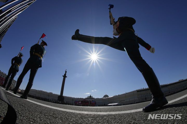 [모스크바=AP/뉴시스] 지난해 5월 9일(현지시각) 러시아 모스크바에서 열린 제2차 세계대전 전승절 79주년 열병식에서 의장대가 행진하고 있다. 전승절은 옛 소련이 제2차 세계대전에서 나치 독일의 항복을 받아낸 1945년 5월 9일을 기념하는 날이다. 2025.05.07.