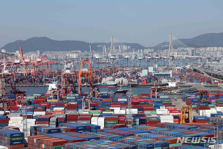 [부산=뉴시스] 하경민 기자 = 9일 한국은행이 발표한 '2024년 3월 국제수지(잠정)'에 따르면 지난 3월 우리나라 경상수지는 69억3000만 달러 흑자로, 11개월 연속 흑자를 기록했다. 이날 오전 부산 남구 신선대(사진 아래) 및 감만(위) 부두 야적장에 컨테이너가 가득 쌓여 있다. 2024.05.09. yulnetphoto@newsis.com