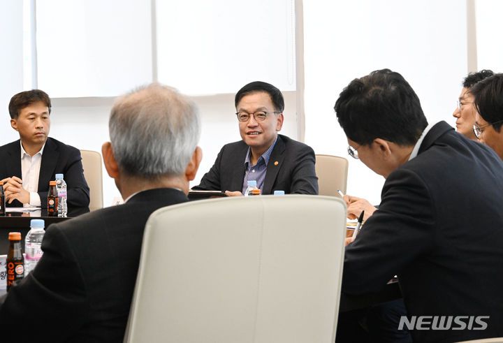 [화성=뉴시스] 최상목 경제부총리 겸 기획재정부 장관이 지난 10일 정부 출범 2주년 계기로 경기도 화성시 소재 반도체기업 에이치피에스피(HPSP)를 방문해 반도체 관련 업계 간담회에서 모두발언을 하고 있다. (사진 = 기획재정부 제공) 2024.05.10.