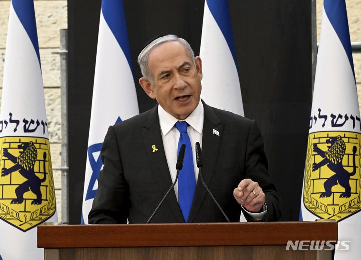 [예루살렘=AP/뉴시스] 베냐민 네타냐후 이스라엘 총리는 3일(현지시간) 의회 국방위원회 비공개회의에서 조 바이든 미국 대통령이 최근 '3단계 휴전안'을 공개하면서 일부를 생략했다고 주장했다. 사진은 네타냐후 총리가 지난달 12일 예루살렘에서 열린 전몰장병 기념기관 '야드 라바님' 주최 행사에서 연설하는 모습. 2024.06.04.