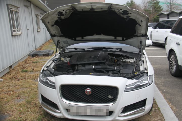 [대구=뉴시스] 정재익 기자 = 고장난 A씨의 2017년식 재규어 XF 2.0 디젤 차량. 2024.05.13. jjikk@newsis.com  *재판매 및 DB 금지