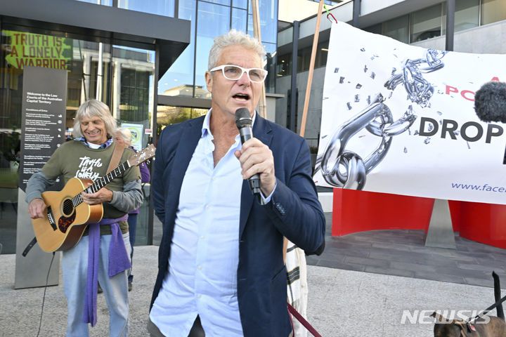 [캔버라(호주)=AP/뉴시스]호주군이 아프가니스탄에서 저지른 전쟁범죄 행위를 폭로한 내부고발자 데이비드 맥브라이드가 14일 캔버라의 법원 앞에서 지지자들에게 연설하고 있다. 그는 이날 절도, 비밀로 분류된 기밀 문서 공유 등 3가지 혐의에 대해 유죄와 함께 징역 5년8개월형을 선고받았다. 2024.05.14.