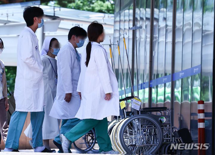 [서울=뉴시스] 김근수 기자 = 의대 교수, 의대생 등 18명이 보건복지부·교육부 장관을 상대로 제기한 의대 증원 집행정지 신청 항고심 판단이 나올 것으로 발표된 16일 서울 시내의 한 대학병원에서 의료진들이 이동하고 있다. 2024.05.16. ks@newsis.com