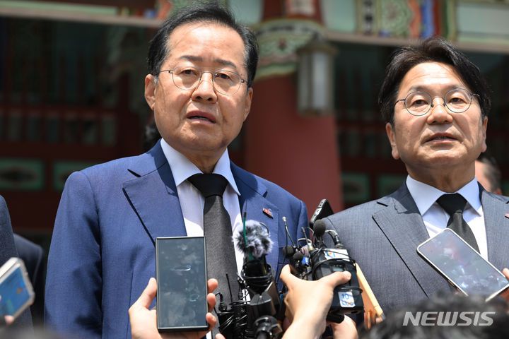 [광주=뉴시스] 이영주 기자 = 홍준표 대구시장이 17일 오전 광주 북구 운정동 국립5·18민주묘지 참배를 마친 뒤 취재진과 질의응답을 하고 있다. 2024.05.17. leeyj2578@newsis.com