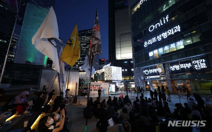 [서울=뉴시스] 김선웅 기자 = 지난해 5월17일 서울 강남역 사거리에서 강남역 살인사건(서초동 주점 화장실 살인사건) 8주기 추모식이 열리고 있다. 서초동 주점 화장실 살인사건은 지난 2016년 5월 17일 서울 강남역 인근 서초동 주점 건물 남녀공용 화장실에서 30대 남성이 일면식이 없는 20대 여성을 흉기로 찔러 살해한 사건이다. 2024.05.17. mangusta@newsis.com