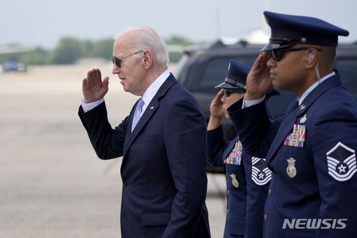 [캠프스프링스=AP/뉴시스] 조 바이든 미국 대통령의 이스라엘-하마스 전쟁 관련 외교 정책 지지율이 최저치로 하락한 것으로 나타났다. 사진은 바이든 대통령이 20일(현지시각) 미국 메릴랜드주 캠프스프링스의 앤드루스공군기지에서 에어포스원에서 하차한 뒤 경례를 받으며 이동하는 모습. 2024.05.21.