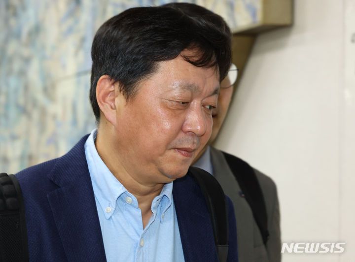 [서울=뉴시스] 황준선 기자 = 정진상 전 더불어민주당 대표실 정무조정실장이 21일 오전 서울 서초구 서울중앙지방법원에서 열린 대장동 배임 및 성남FC 뇌물수수 의혹 관련 공판에 출석하고 있다. 2024.05.21. hwang@newsis.com