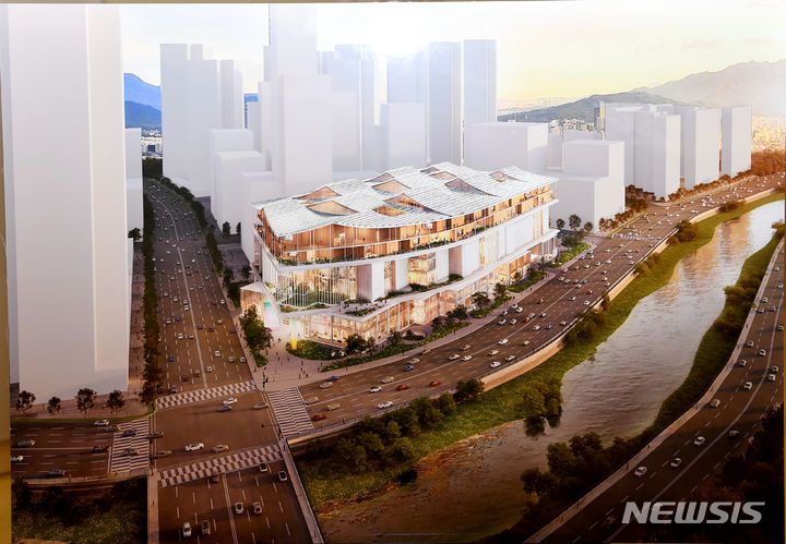 [광주=뉴시스] 류형근 기자 = 22일 오전 광주 서구 광주시청 비즈니스룸에서 전방·일신방직터에 조성되는 '더현대광주' 건축 디자인이 공개되고 있다. '더현대광주'는 건축계의 노벨상 격인 프리츠커상을 수상한 건축가 헤르조그&드 뫼롱이 설계한다. 2024.05.22. photo@newsis.com