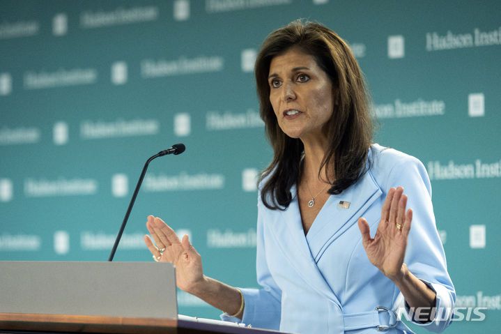 [워싱턴=AP/뉴시스]니키 헤일리 전 유엔대사가 22일(현지시각) 미 워싱턴DC 허드슨연구소 대담에 앞서 연설하고 있는 모습. 헤일리 전 대사는 이날 다가오는 대선에서 도널드 트럼프 전 대통령을 뽑을 것이라고 밝혔다. 2024.05.23.