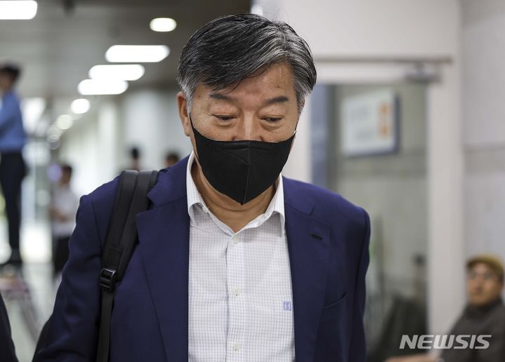 [서울=뉴시스] 정병혁 기자 = 서울중앙지법 형사합의35부(부장판사 백대현)는 22일 오전 11시 직권남용 권리행사방해, 뇌물수수 등 혐의를 받는 김 전 청장의 1차 공판을 진행한다. 사진은 김 전 청장. 2024.05.24. jhope@newsis.com